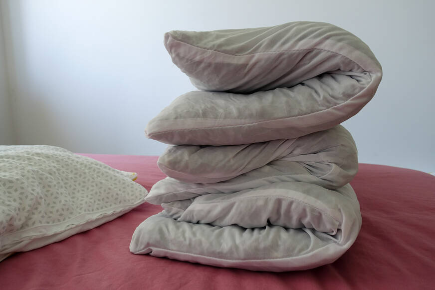 brightr stella hybrid pillow layers stacked on top of each other